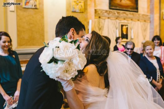Finalmente lo sposo può baciare la sposa