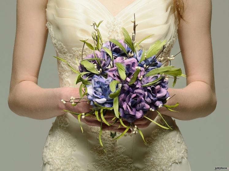 Paper Garden - Bouquet spartiti viola e piume verdi