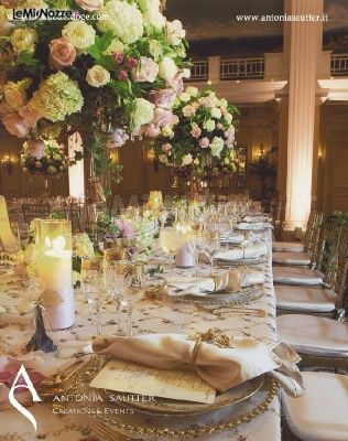 Decorazioni floreali e mise en place elegante per il matrimonio