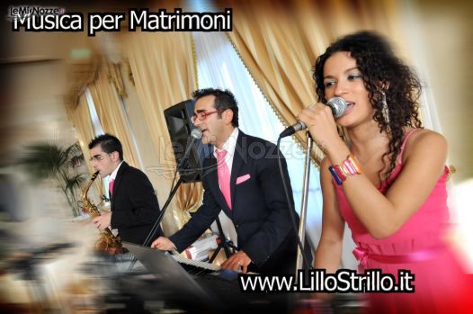 Lillo Strillo e MusicAllegra durante un'esibizione ad un matrimonio