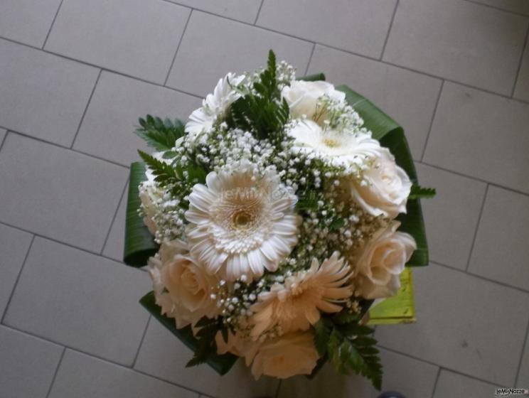 Bouquet da sposa semi compatto con gerbere bianche e rose bianche