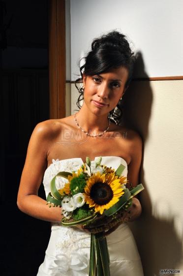 Sposa con bouquet di girasoli