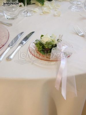Allestimento dei tavoli per il matrimonio