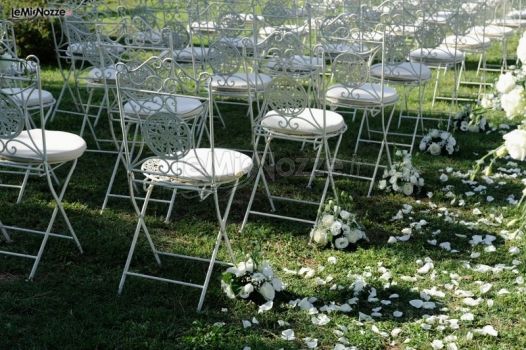 Sedie per la cerimonia di matrimonio in giardino