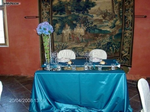 Addobbi per il tavolo degli sposi in azzurro con stile minimal
