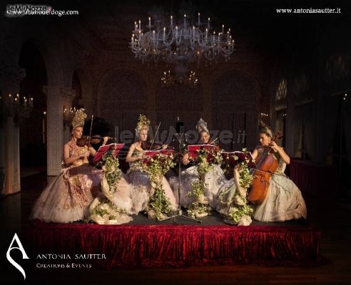 Quartetto in costume per la musica del matrimonio