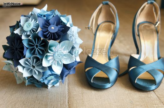 Bouquet di carta e bottoni e scarpe celesti per il sì