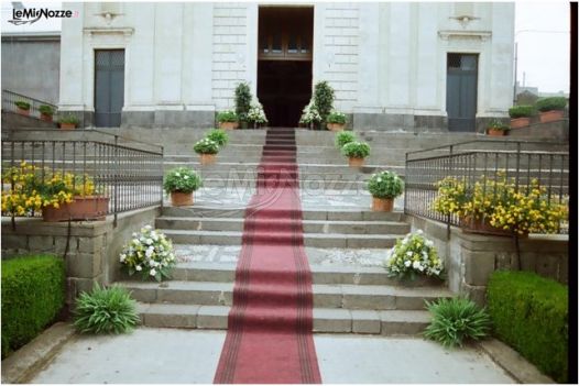 Allestimento floreale per l'esterno della chiesa