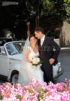Fotogarfia degli sposi con la macchina da cerimonia