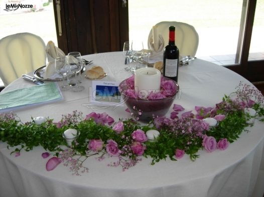 Addobbo floreale per i tavoli delle nozze