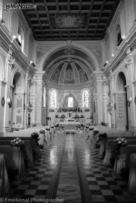 Foto della chiesa allestita per la cerimonia nuziale