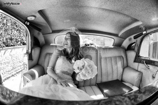 La sposa nella macchina da cerimonia