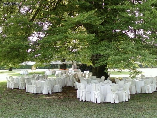 Allestimento tavoli per il ricevimento di matrimonio in giardino
