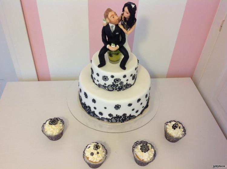 Wedding cake dallo stile chic con cupcake