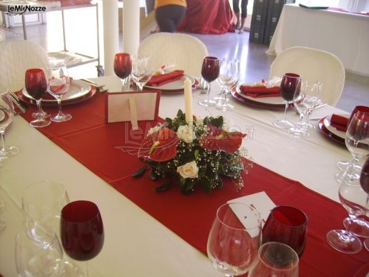 Allestimento dei tavoli di nozze sui toni del rosso
