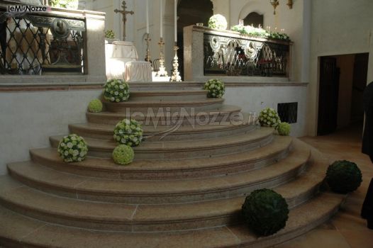 Addobbi floreali dalla forma sferica per il matrimonio in chiesa