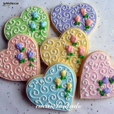 Biscotti decorati a forma di cuore colorati