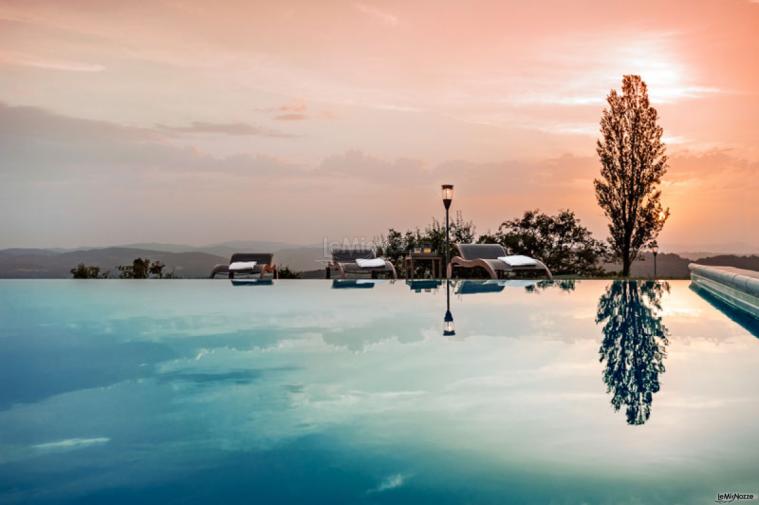 L'incantevole piscina al tramonto - Nikis Resort
