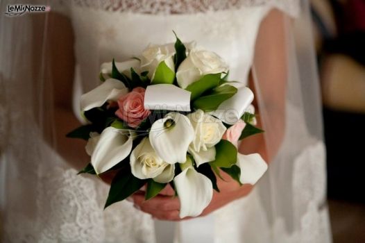 Il bouquet romantico: rose bianche e calle