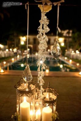 Allestimento con cristalli e candele per il ricevimento di nozze