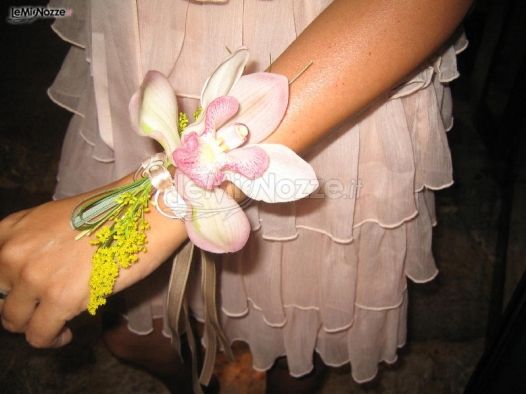 Braccialetto di fiori per le damigelle del matrimonio