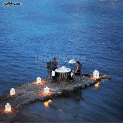 Cena romantica per gli sposi in riva al mare