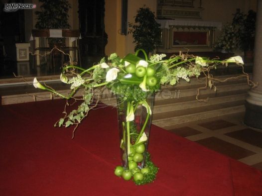 Composizione di fiori e mele per il matrimonio in chiesa