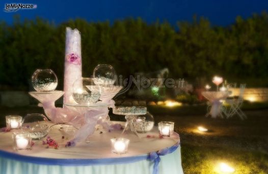 Il tavolo dei confetti allestito a bordo piscina