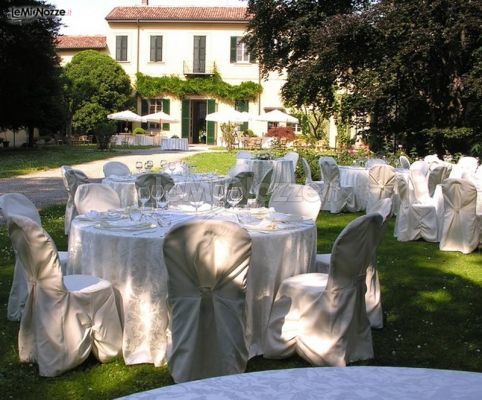 Particolare dei tavoli per il ricevimento di nozze in giardino