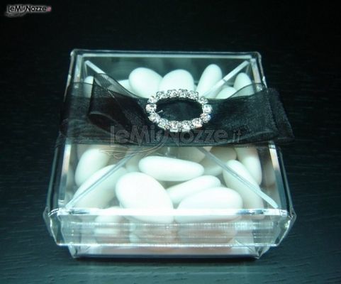 Scatolina porta confetti con fiore in argento e swarosky