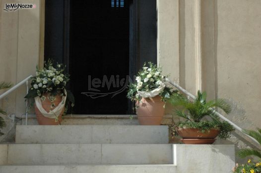 Vasi di fiori per la scalinata della chiesa