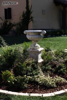Fontana e fiori del giardino della villa