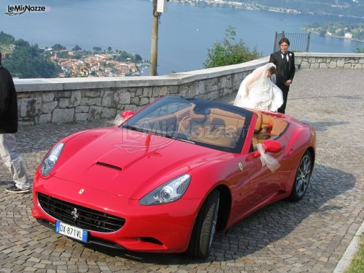 Gli sposi con la Ferrari