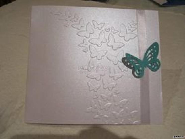 Partecipazione con trama farfalla su carta perlata bianca - Il Vaso di Pandora
