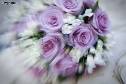 Foto sfumata del bouquet della sposa
