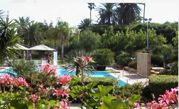 Incantevole giardino con piscina dell'Hotel Villa Favorita