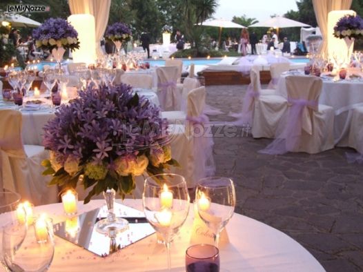 Allestimento floreale dei tavoli delle nozze