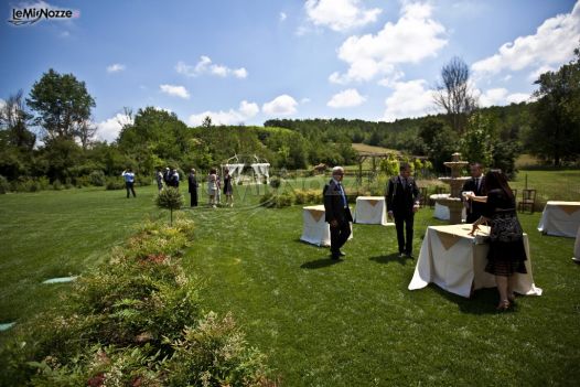 Antipasti di nozze serviti in giardino